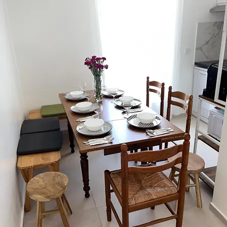 Villa La Desiree ,haut De La Villa, Entierement Renovee, 4 Etoiles, Climatise, Parking Prive Et 120m2 De Jardin *