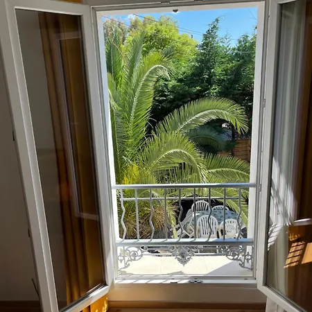 Villa La Désirée ,haut De La Villa, Entièrement Rénovée, 4 étoiles, Climatisé, Parking Privé Et 120m2 De Jardin Antibes