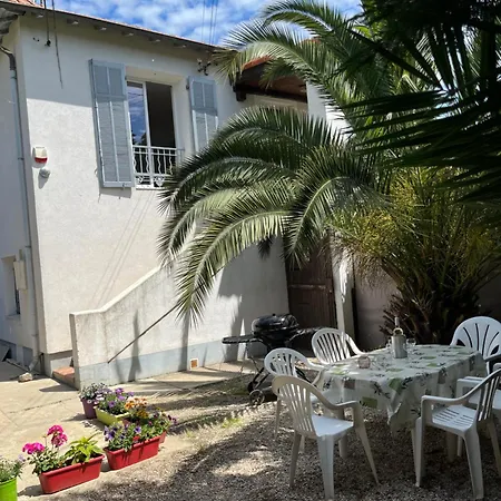 Villa La Désirée ,haut De La Villa, Entièrement Rénovée, 4 étoiles, Climatisé, Parking Privé Et 120m2 De Jardin Antibes