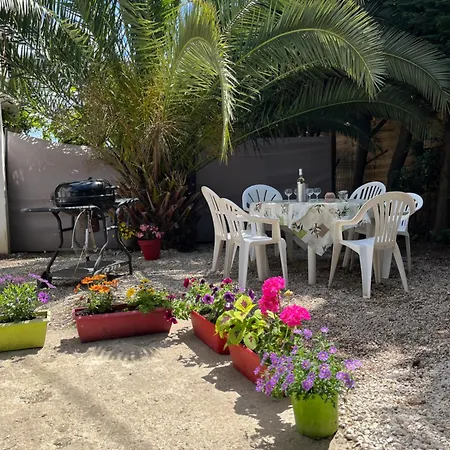 Villa La Desiree ,haut De La Villa, Entierement Renovee, 4 Etoiles, Climatise, Parking Prive Et 120m2 De Jardin